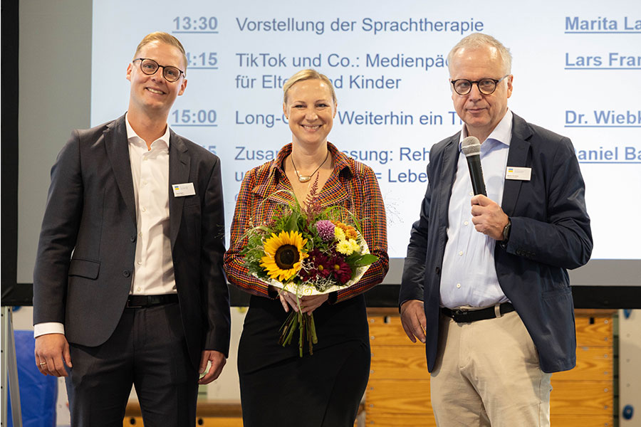 eine Gruppe von drei Menschen schaut in die Kamera eine Gruppe von drei Menschen schaut in die Kamera