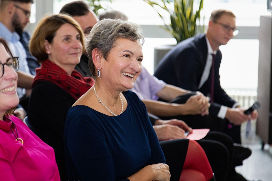 Dr. Edith Waldeck sitzt im Publikum. Dr. Edith Waldeck sitzt im Publikum.