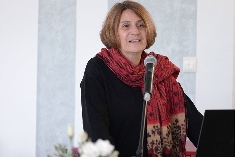 Geschäftsführerin der DRV RLP Dr. Bettina Rademacher-Bensing spricht am Mikrofon Geschäftsführerin der DRV RLP Dr. Bettina Rademacher-Bensing spricht am Mikrofon