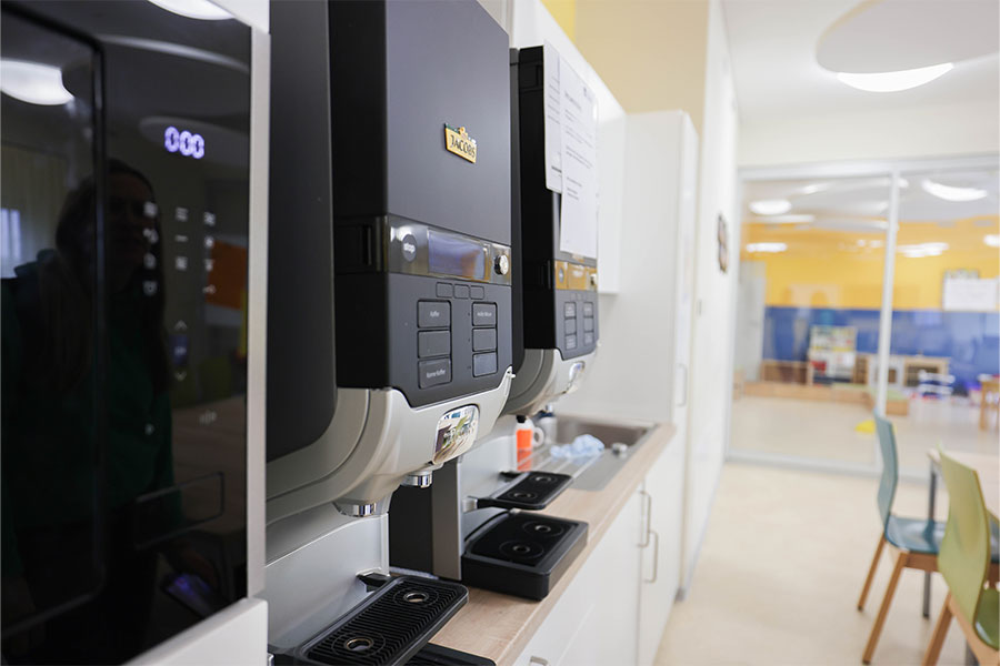 Ein Kaffeeautomat in Großaufnahme Ein Kaffeeautomat in Großaufnahme