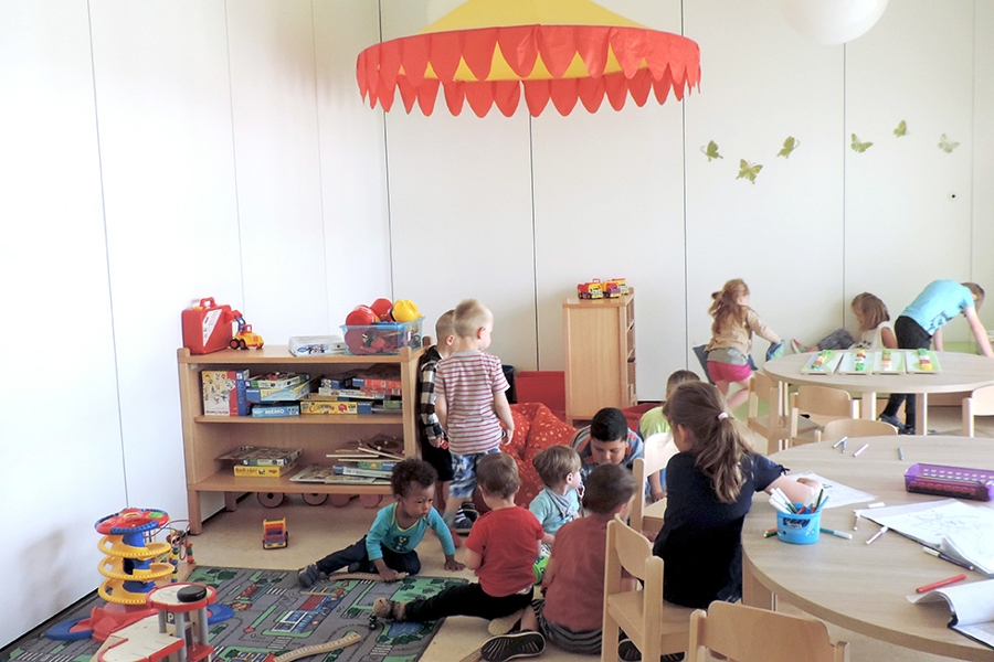 Gemeinsam spielende Kinder in einem Gruppenraum