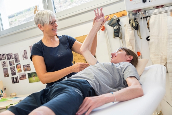 Eine Ärztin untersucht den Arm eines Patienten. Eine Ärztin untersucht den Arm eines Patienten.