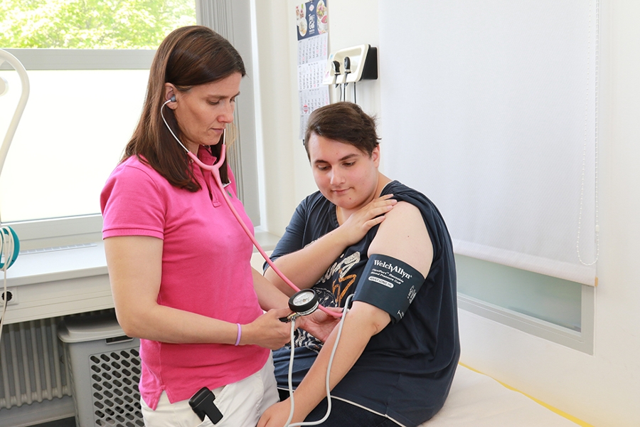 Eine Ärztin misst bei einem Patienten den Blutdruck. Eine Ärztin misst bei einem Patienten den Blutdruck.
