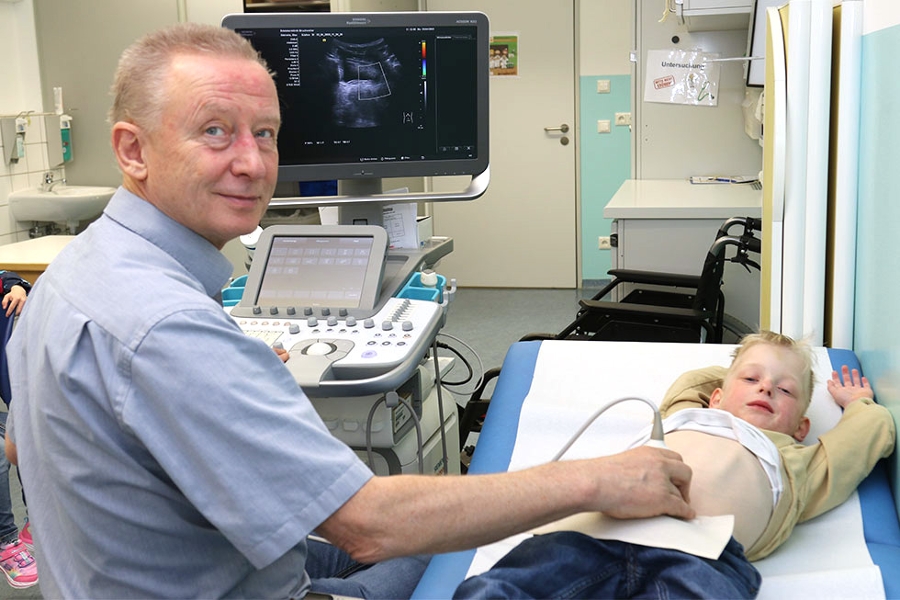 Ein Arzt untersucht einen Patienten mit Ultraschall.