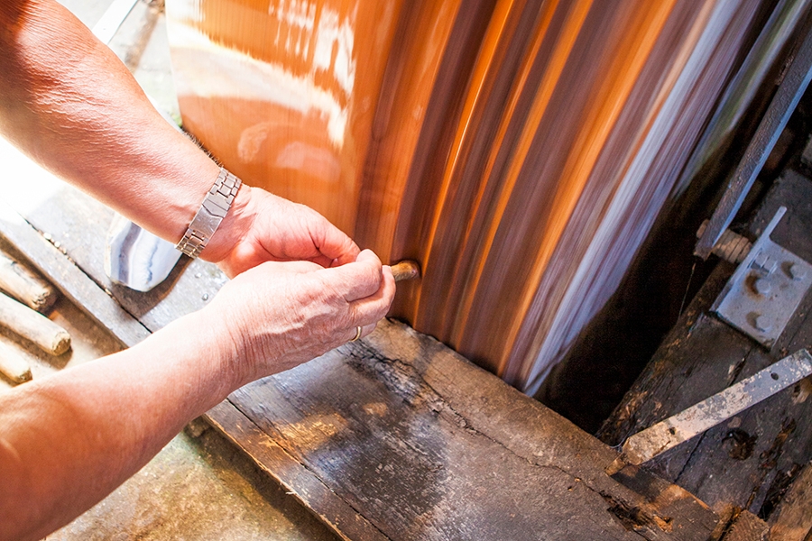 Zwei Hände schleifen einen Edelstein. Zwei Hände schleifen einen Edelstein.