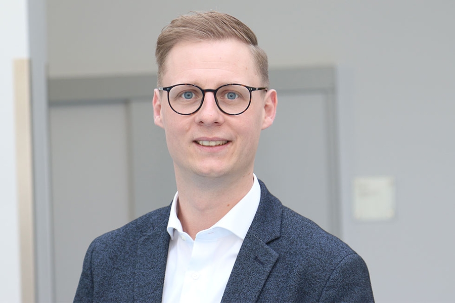 Der kaufmännische Direktor Daniel Bach arbeitet an einem PC. Der kaufmännische Direktor Daniel Bach arbeitet an einem PC.