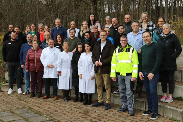 Das Team der Edelsteinklinik steht draußen vor einem Klettergerüst. Das Team der Edelsteinklinik steht draußen vor einem Klettergerüst.