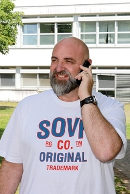 Sozialarbeiter Michael Meier steht mit dem Telefon am Ohr vor dem Edelsteinklinik