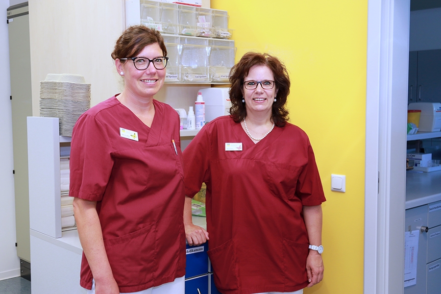 Zwei Mitarbeiterinnen der zerntralen Ambulanz Zwei Mitarbeiterinnen der zerntralen Ambulanz