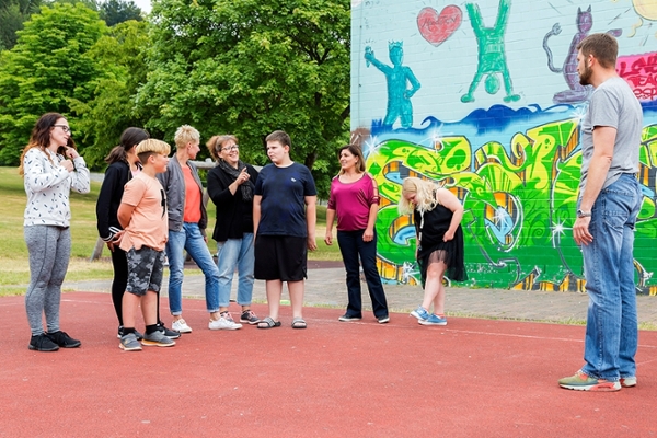 Eltern und Kinder gemeinsam auf dem Sportplatz Eltern und Kinder gemeinsam auf dem Sportplatz