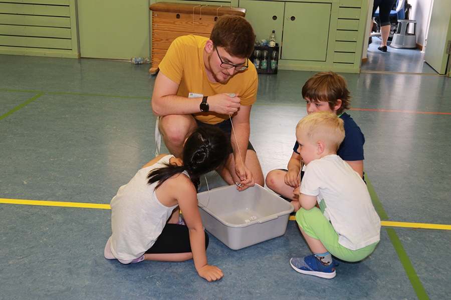 Logopäde Lukas Barth übt mit den Kindern die richtige Aussprache.